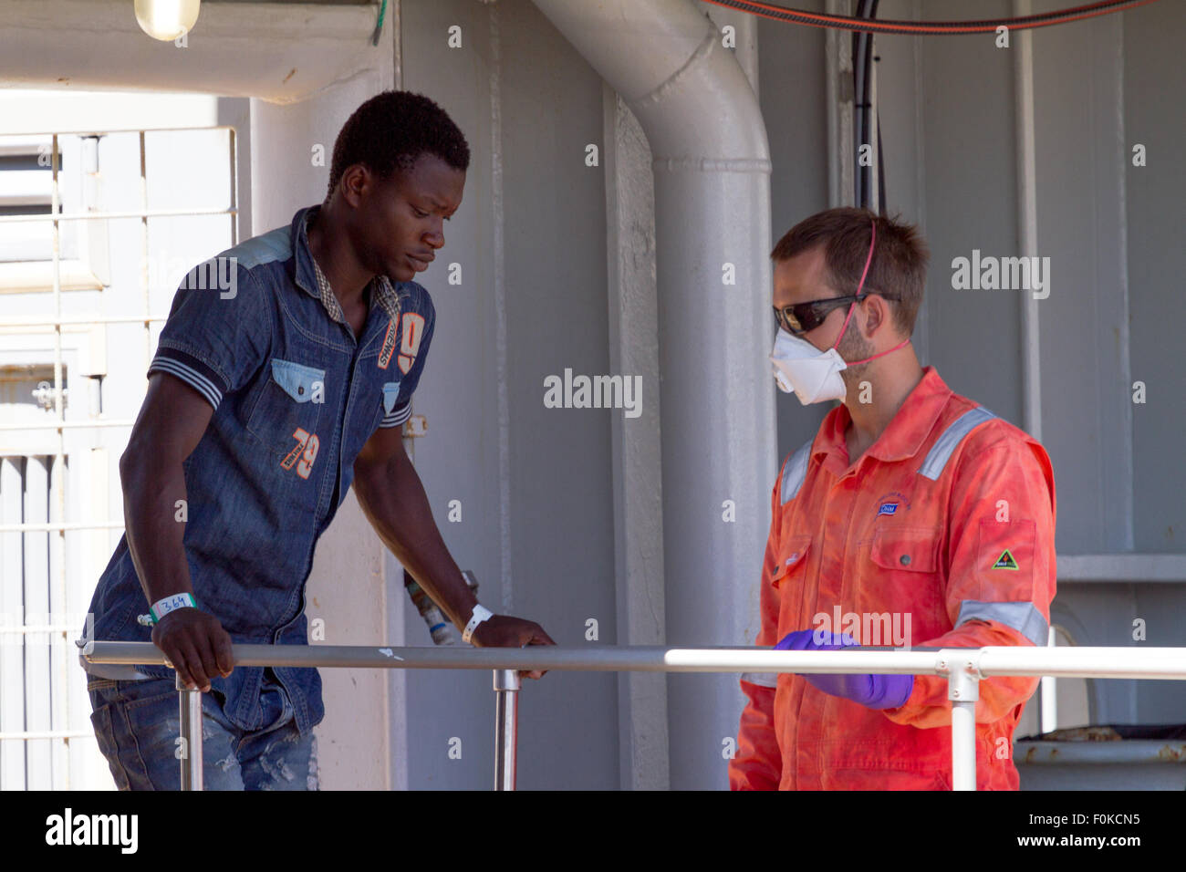 Catane, Italie. 17 août, 2015. Les immigrants sont livrés avec 49 416 cadavres et survivants sont arrivés à Catane (Italie).. Credit : Simone Genovese/Alamy Live News Banque D'Images