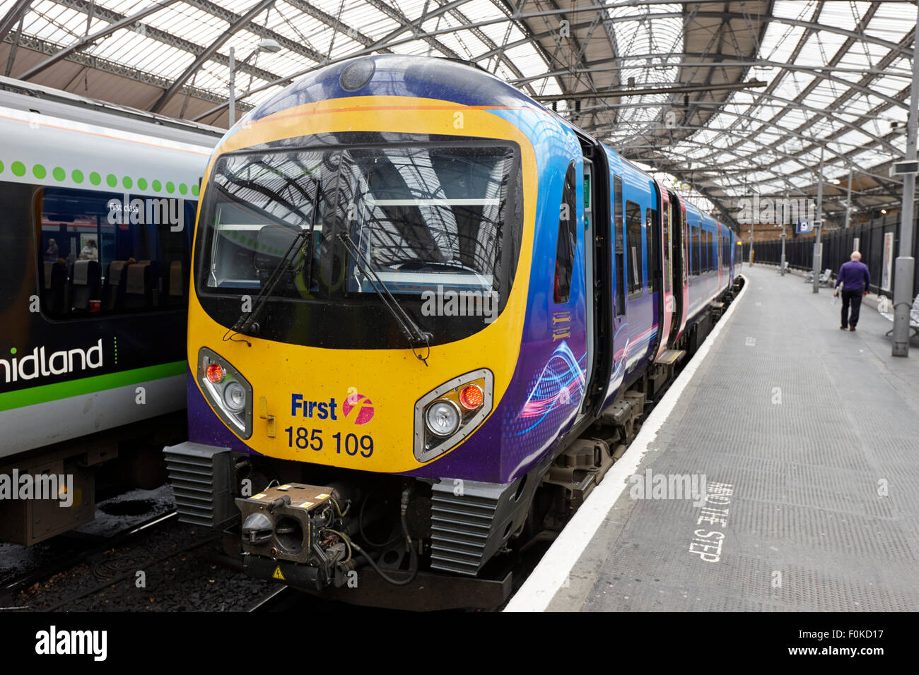 Premier service ferroviaire local sur la plate-forme à la gare de Liverpool Lime Street England UK Banque D'Images