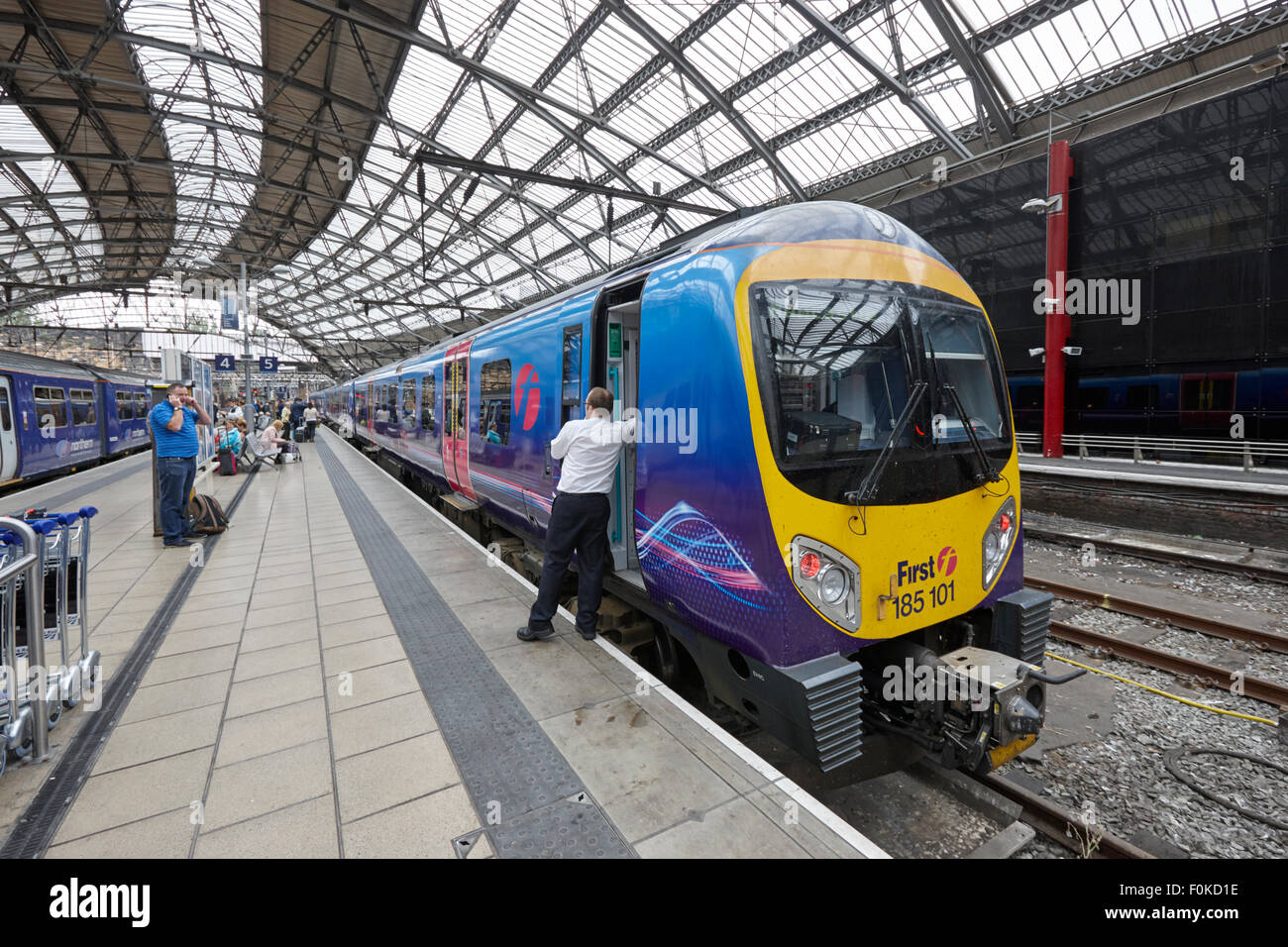Conducteur de train avec premier train sur la plate-forme à la gare de Liverpool Lime Street England UK Banque D'Images