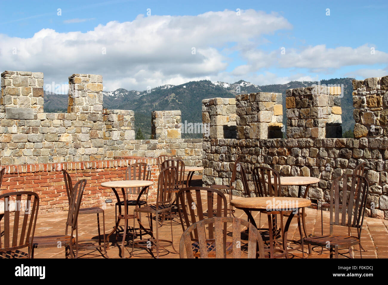 Old rusty tables sur le toit du château Banque D'Images