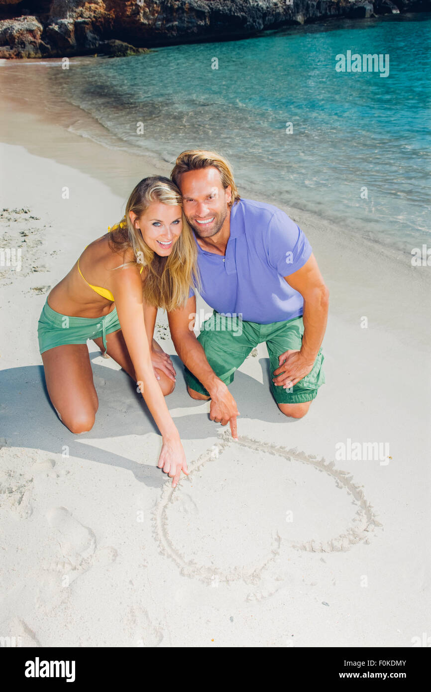 Couple in love sur la plage de sable en coeur dessin Banque D'Images