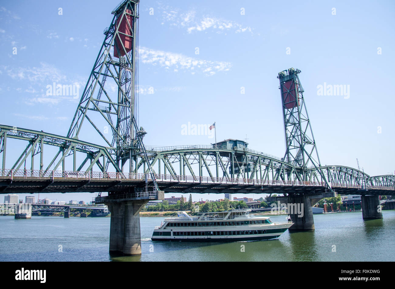 Hawthorne Bridge, construit en 1910. Le plus ancien pont de levage vertical dans les États-Unis. Portland, Oregon. Banque D'Images