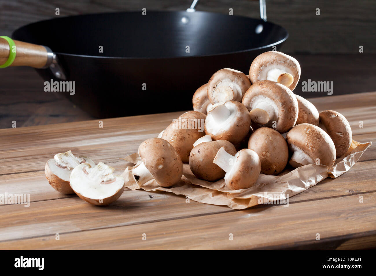 Pile de champignons Crimini sur papier Banque D'Images