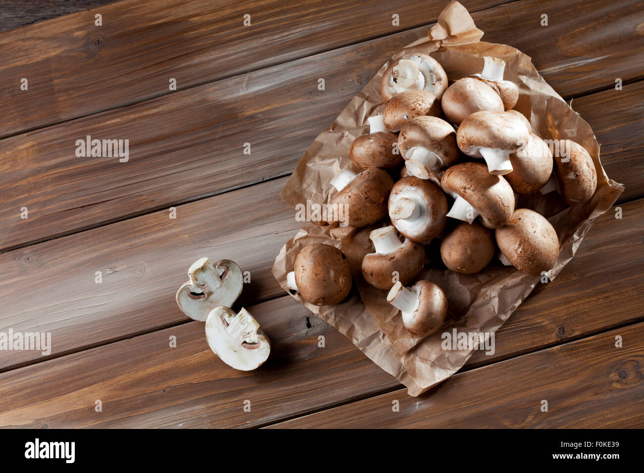 Pile de champignons Crimini sur papier Banque D'Images