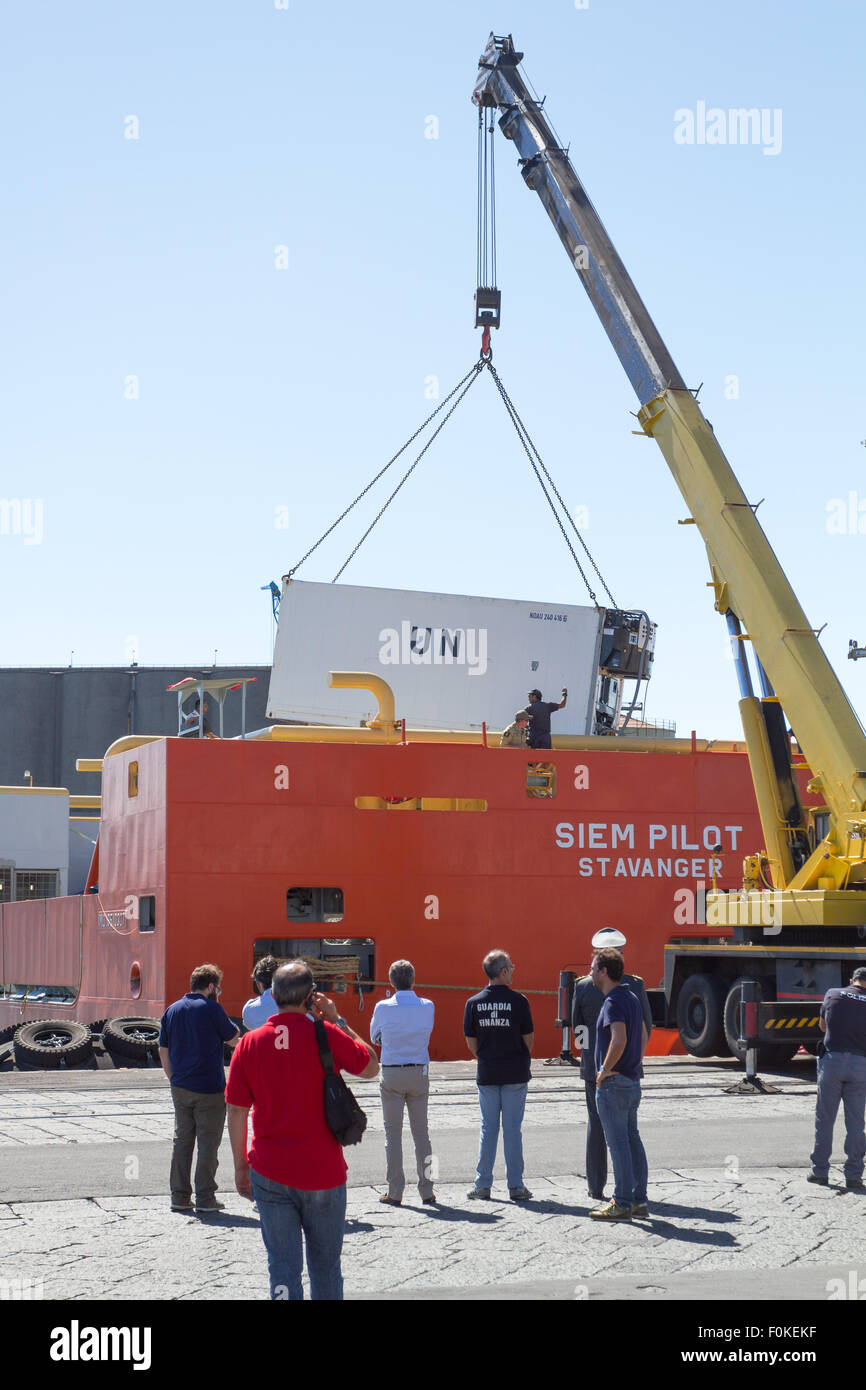 Catane, Italie. 17 août, 2015. réfrigérateur contenants avec 49 réfugiés morts. Credit : Simone Genovese/Alamy Live News Banque D'Images