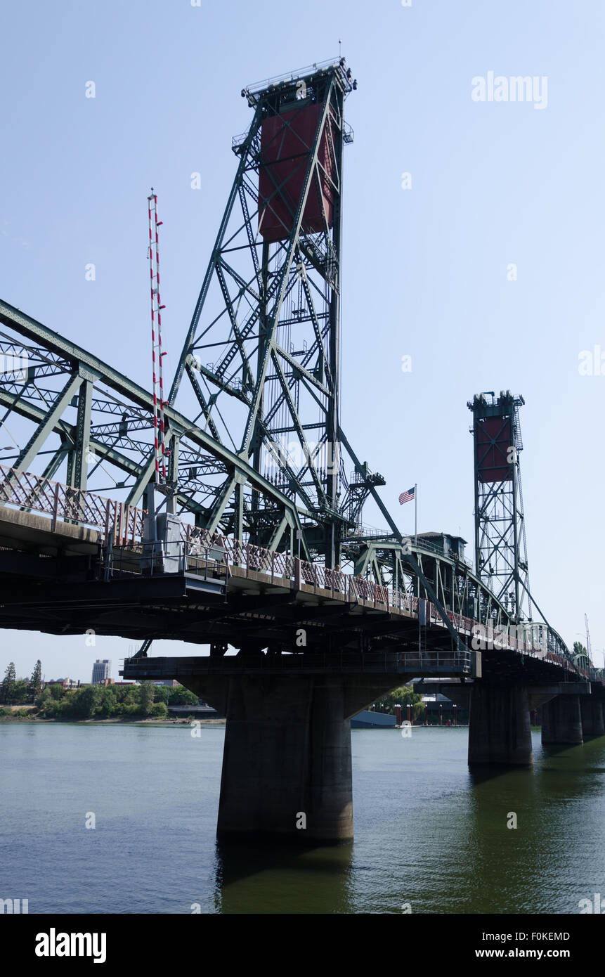 Hawthorne Bridge, construit en 1910. Le plus ancien pont de levage vertical dans les États-Unis. Portland, Oregon. Banque D'Images