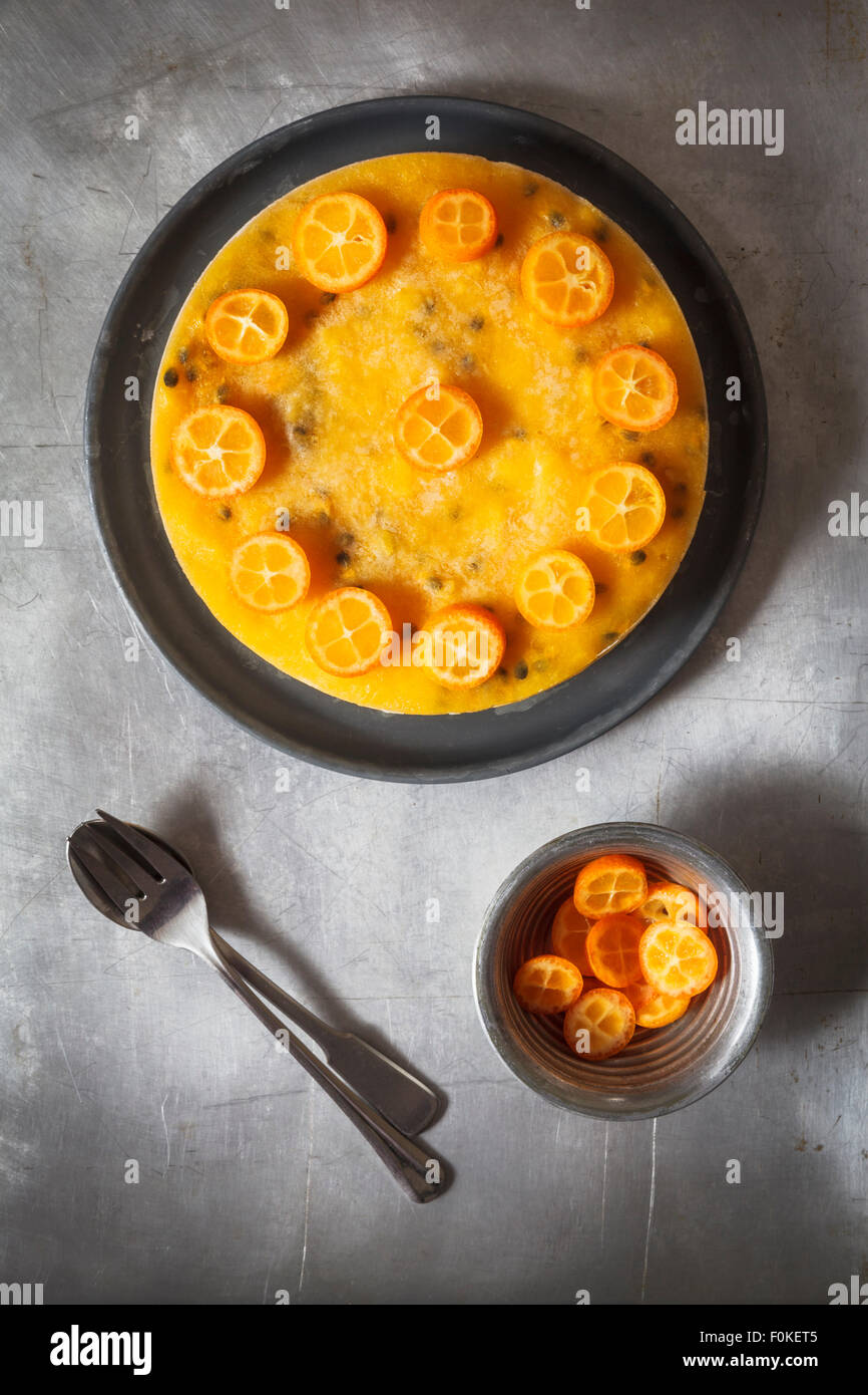 Fruit de la passion mangue gâteau décoré avec des tranches de kumquats Banque D'Images