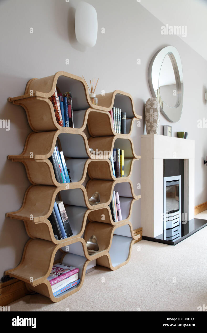 Étagère en bois courbé inhabituelle Banque D'Images