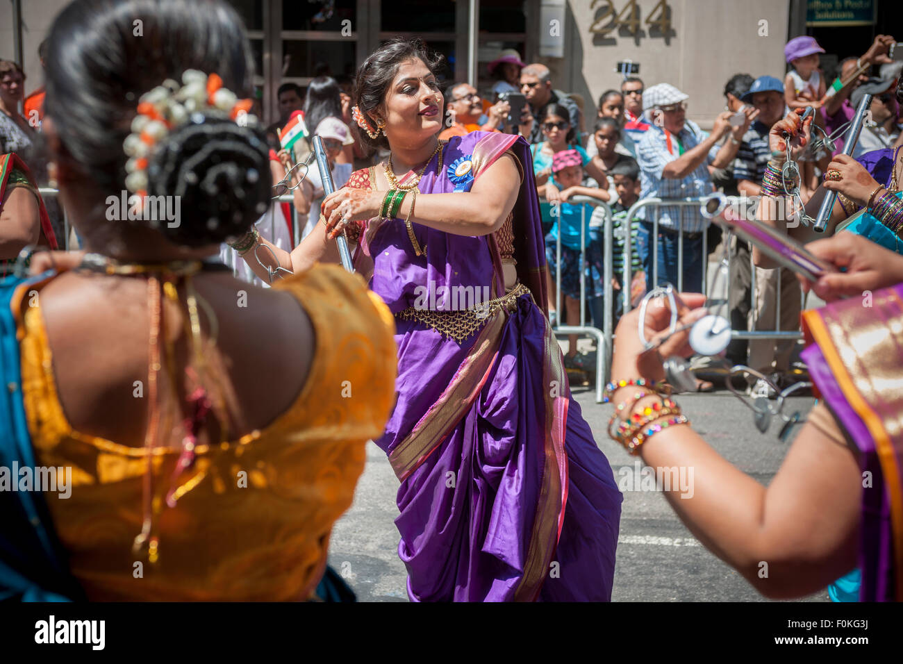 Indian-American dance troupe fonctionne à l'Indian Independence Day Parade sur Madison Avenue à New York, le dimanche 16 août, 2015. Maintenant à sa 35e année, le défilé célèbre le 68e anniversaire de la partition de l'Inde de la domination britannique le 15 août 1947. (© Richard B. Levine) Banque D'Images