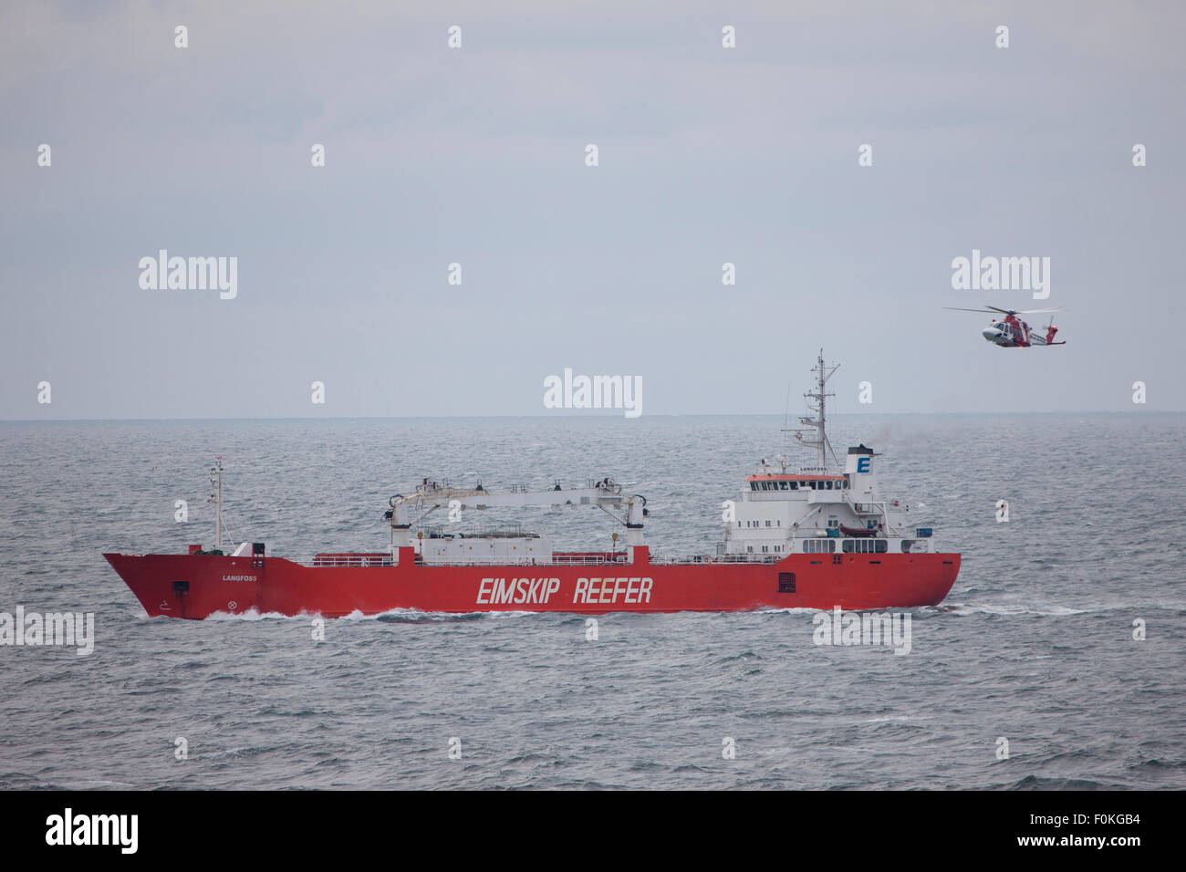 Reefer reefer Langfoss Eimskip navire dans la mer Baltique avec l'hélicoptère de recherche et sauvetage sauvetage blessé à bord Banque D'Images