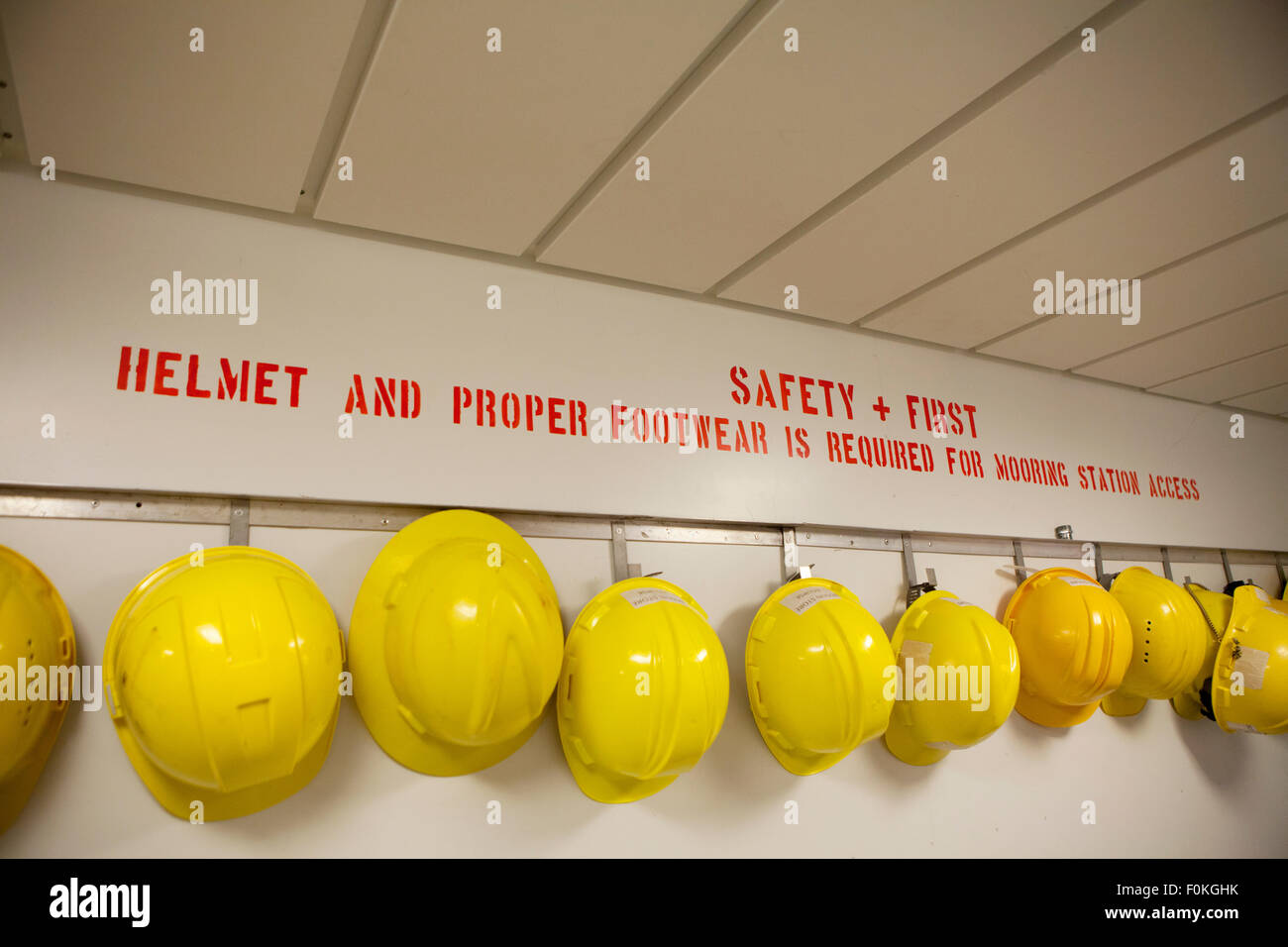 Rangée de casques jaunes à l'intérieur d'un paquebot de croisière moderne pont d'amarrage avec des cordes d'amarrage sur le Celebrity Eclipse Banque D'Images