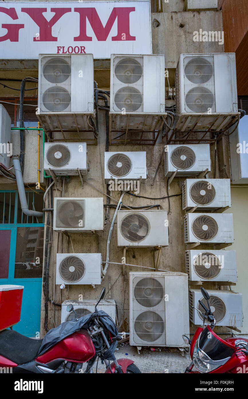 Émirats Arabes Unis, Dubai, plusieurs unités de climatisation sur un mur  dans une route Photo Stock - Alamy