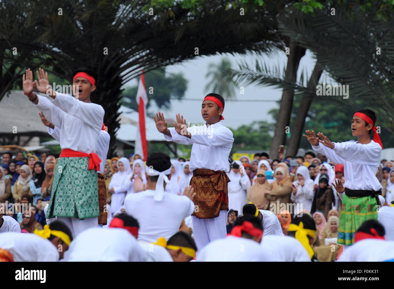 Lhokseumawe, Indonésie. Août 17, 2015. Les danseurs d'Aceh ont participé la danse de masse pour célébrer la fête de l'indépendance qui a eu lieu dans le domaine de l'Hiraq. Le jour de l'indépendance de l'Indonésie est observé de Jakarta pour de nombreuses petites villes et villages 17 000 îles de l'archipel. Credit : Azwar/Pacific Press/Alamy Live News Banque D'Images