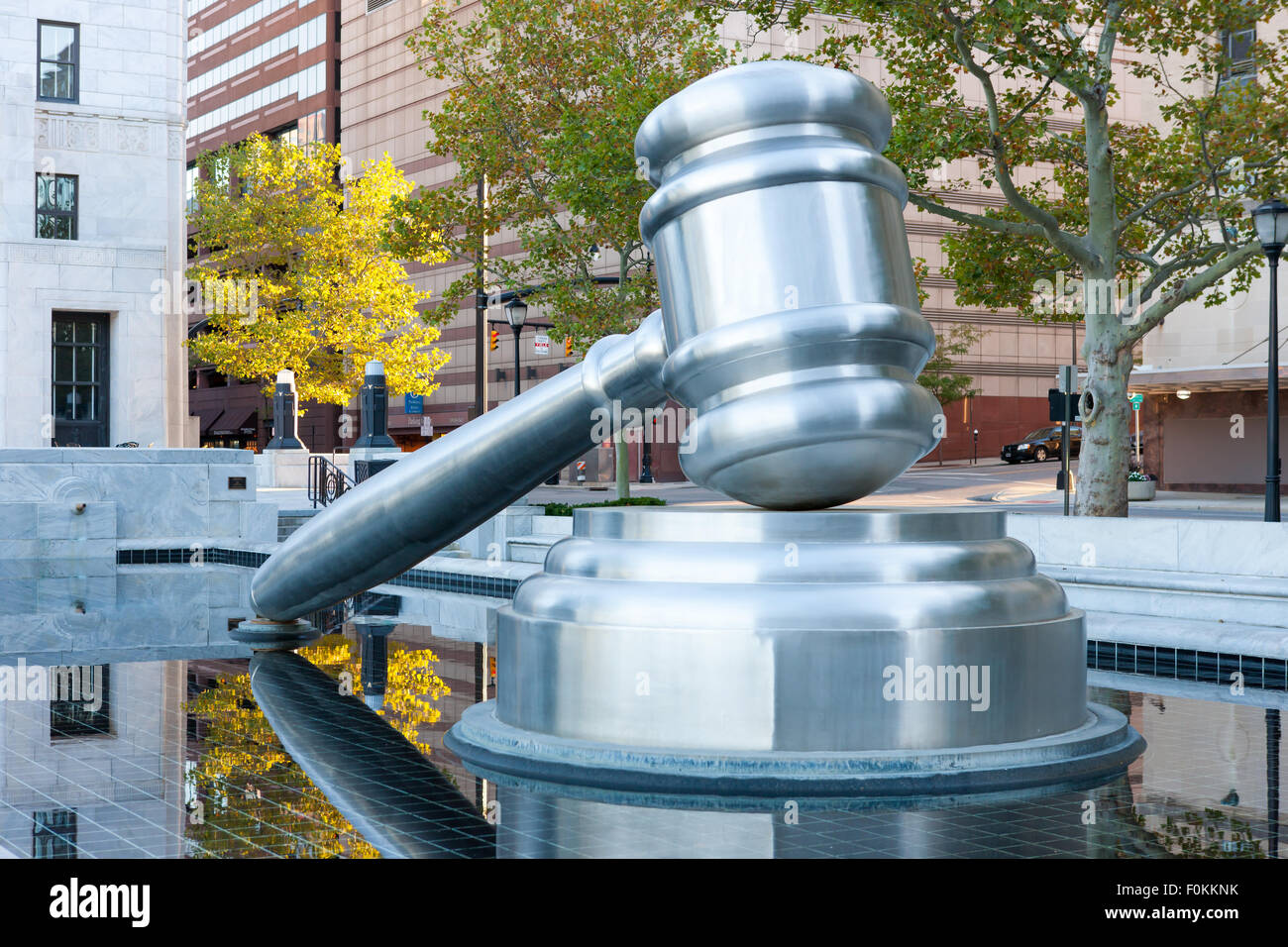 Le premier coup de marteau, une installation d'art public à l'extérieur de la Thomas J. Moyer centre judiciaire de l'Ohio à Columbus, Ohio. Banque D'Images