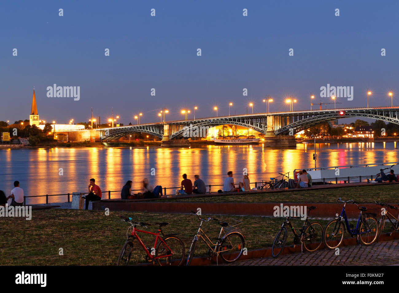 Allemagne, Mayence, vue de Theodor Heuss Bridge et Mainz-Kastel avec Rhin au premier plan Banque D'Images