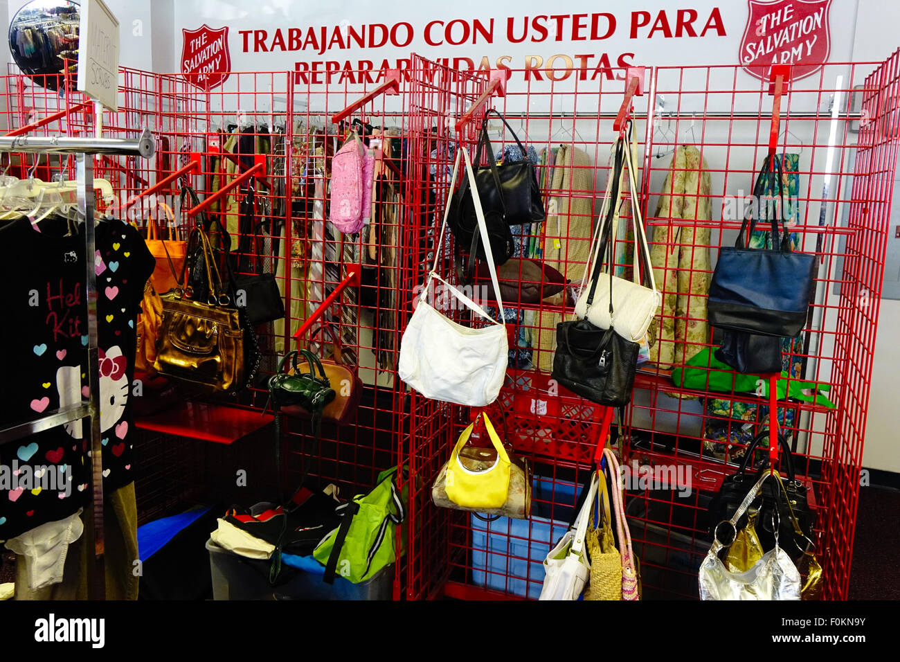 Sacs à main pour la vente à l'Armée du Salut thrift shop, Holly Hill, en Floride. L'inscription (Espagnol) se lit comme suit : "travailler avec vous pour Banque D'Images
