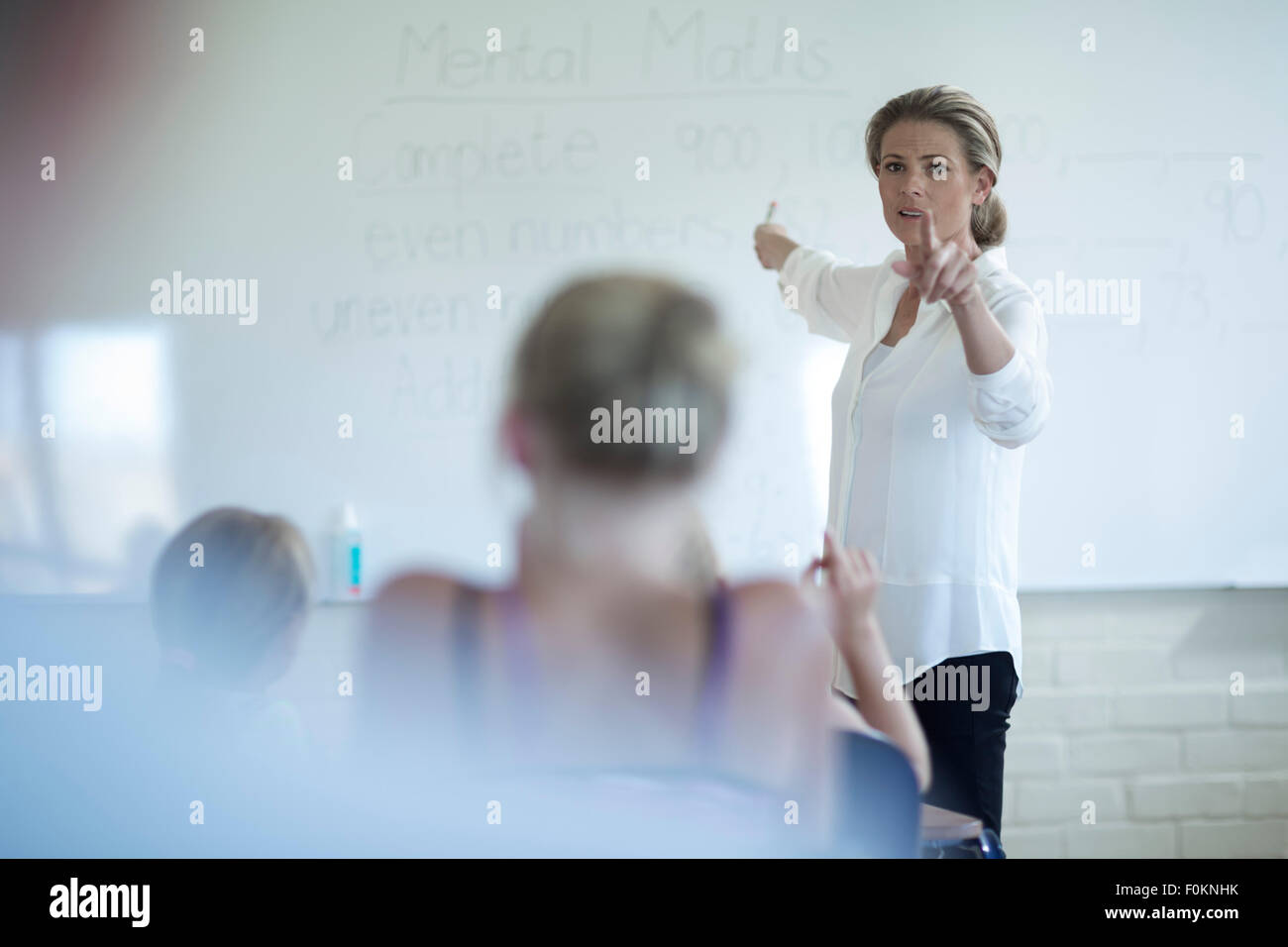 Parler en classe de l'enseignant au tableau blanc Banque D'Images