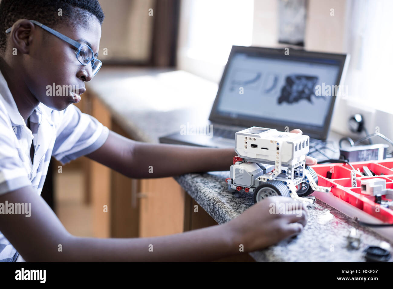 Ordinateur portable avec d'écolier en classe de robotique Banque D'Images