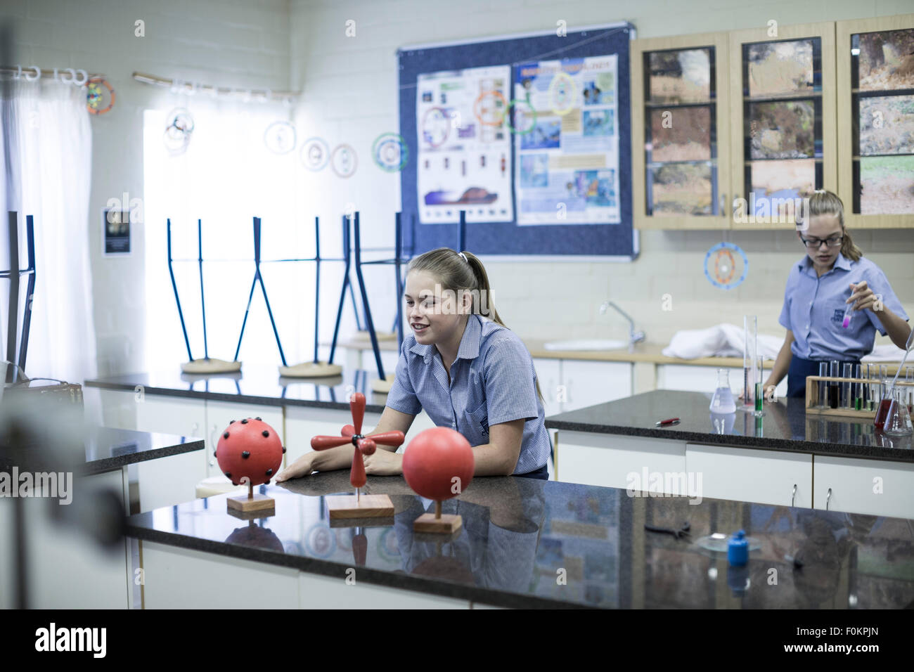 Deux écolières in science class Banque D'Images