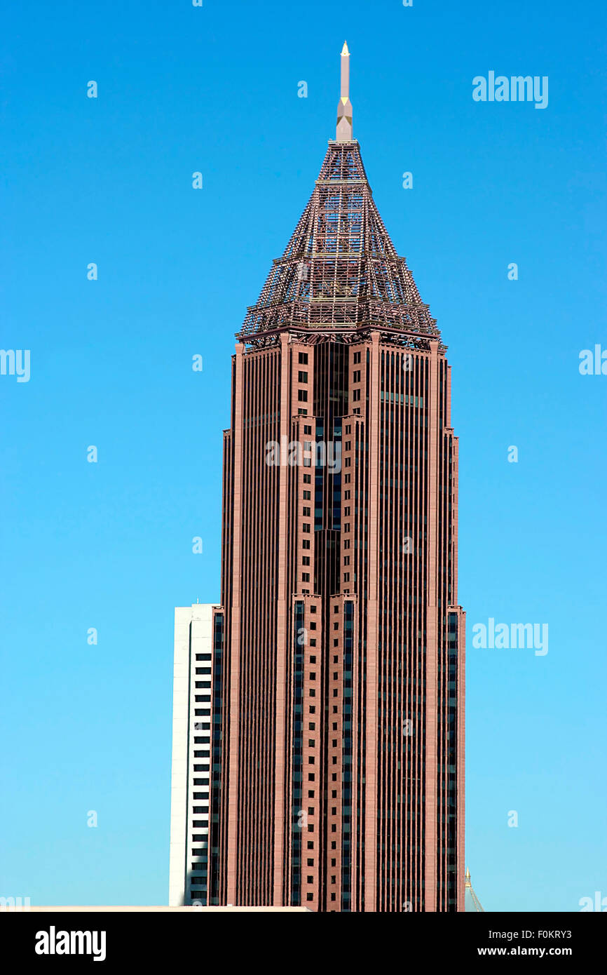 Haute tour bâtiment avec un beau ciel bleu Banque D'Images