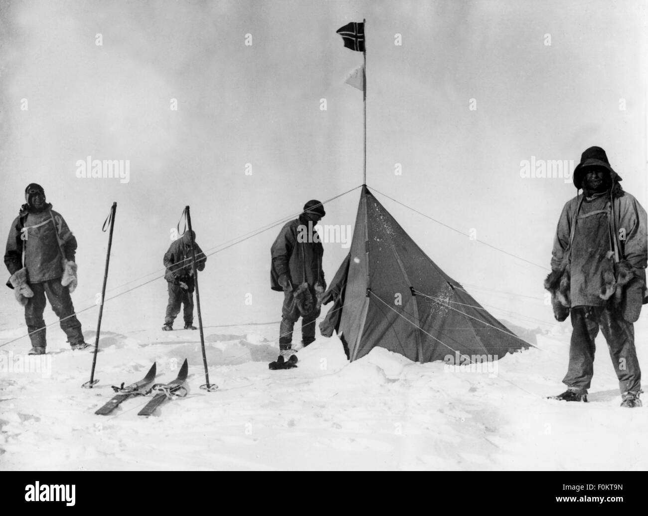 Scott, Robert Falcon, 6.6.1868 - 29.3.1912, explorateur britannique de l'arctique, demi-longueur, avec Henry Bowers, Edward Adrian Wilson, Edgar Evans, au pôle Sud à côté de la tente de Roald Amundsen, Polheim, 18.1.1912, Banque D'Images