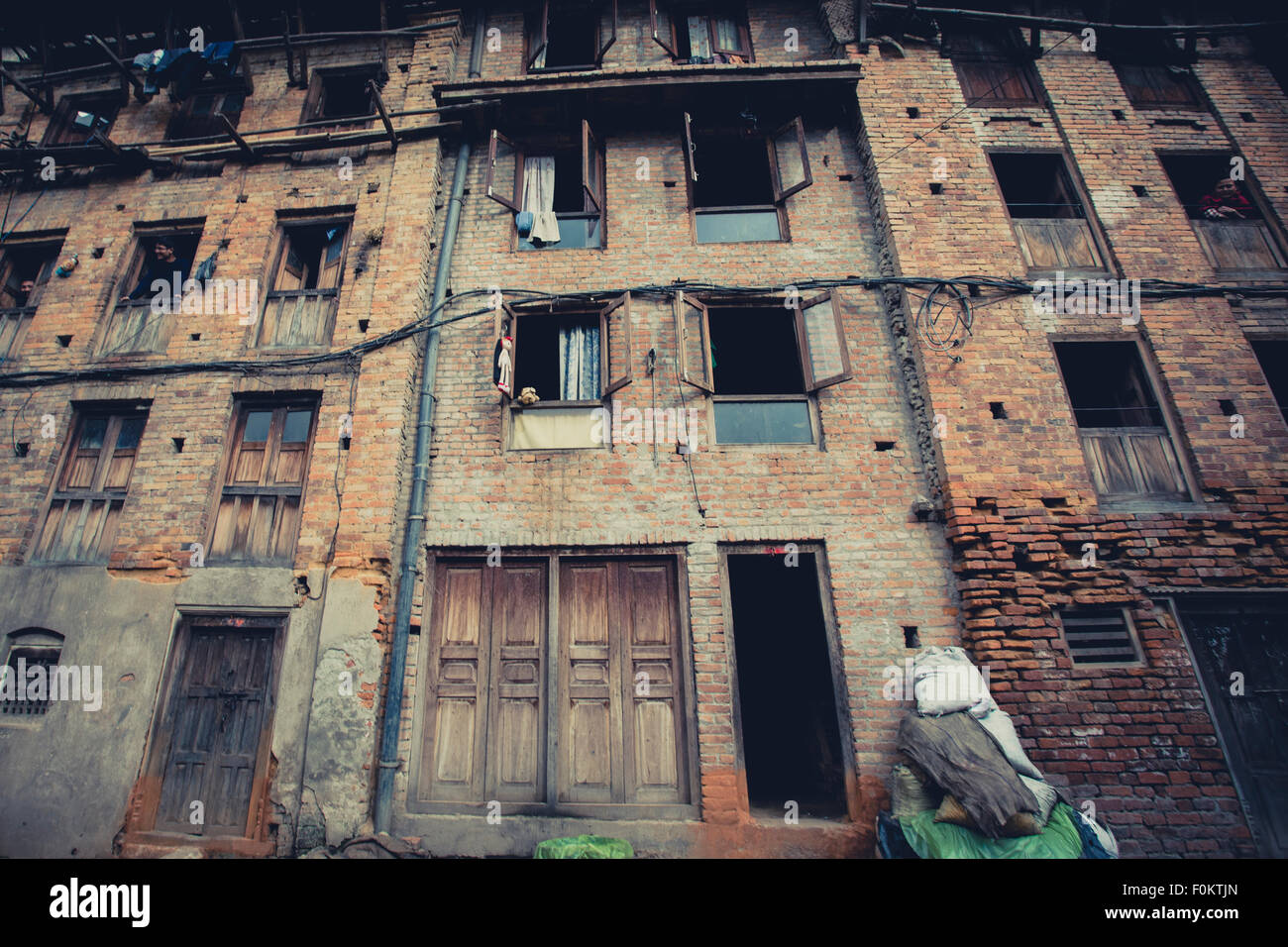 Une très mauvaise façade de la vieille ville de Bhaktapur et de certaines populations locales à l'extérieur, 24 avril 2013. Banque D'Images