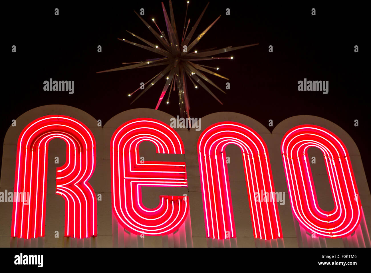 Détail de néon lumineux ville de Reno dans la nuit. La plus grande petite ville dans le monde situé dans l'état du Nevada. Banque D'Images
