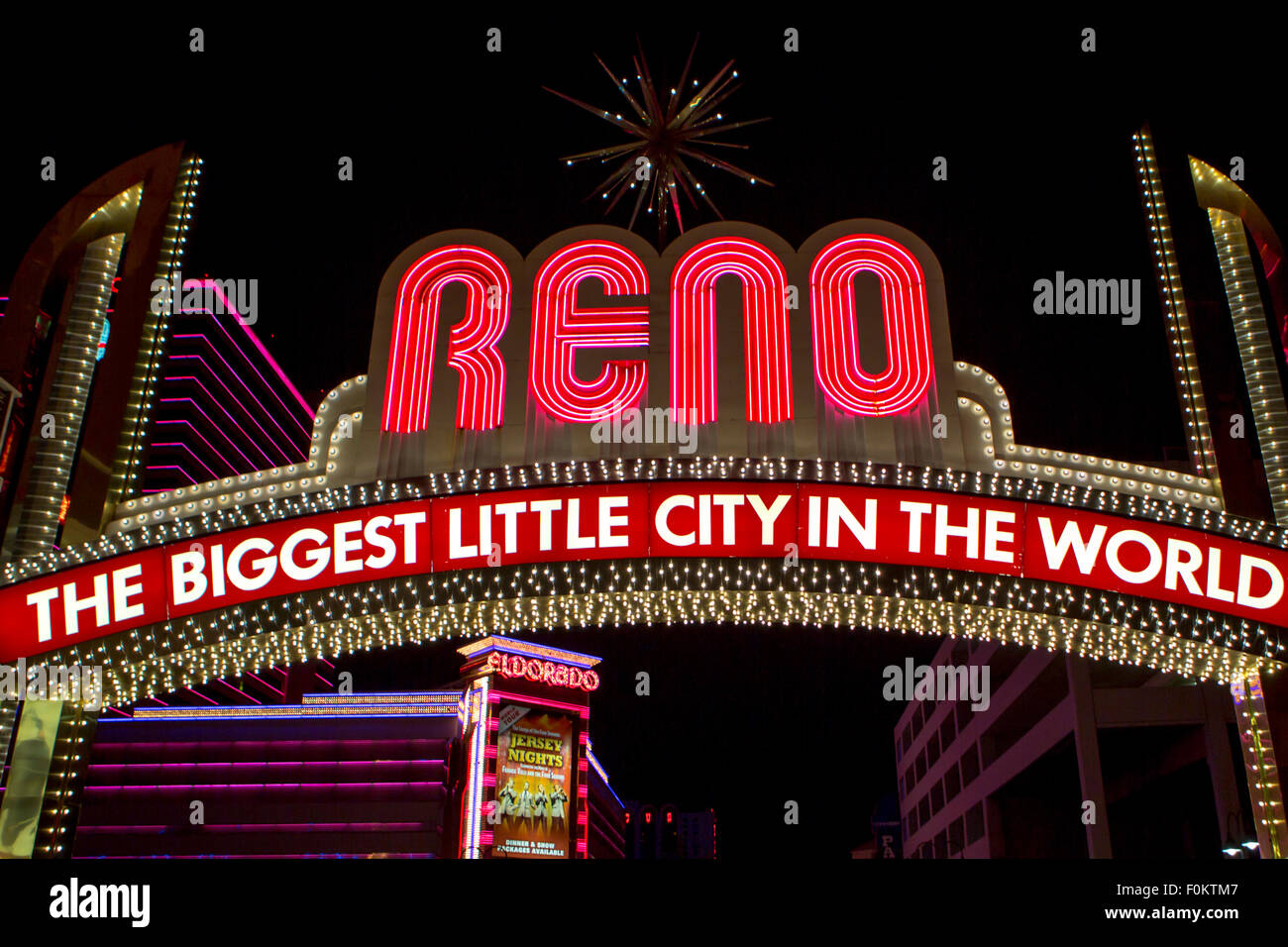 Détail de néon lumineux ville de Reno dans la nuit. La plus grande petite ville dans le monde. Banque D'Images