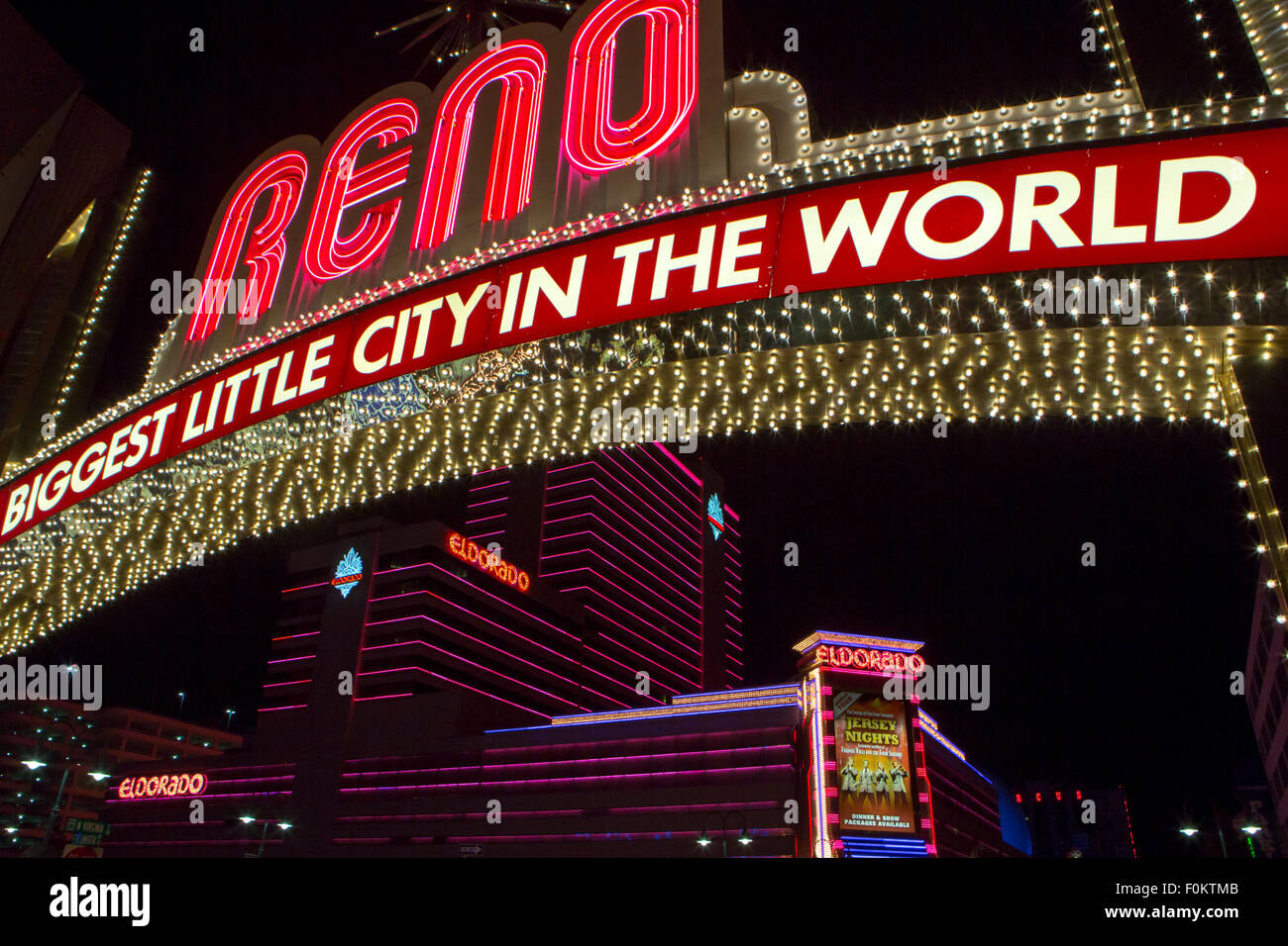Détail de néon lumineux ville de Reno dans la nuit. La plus grande petite ville dans le monde situé dans l'état du Nevada. Banque D'Images