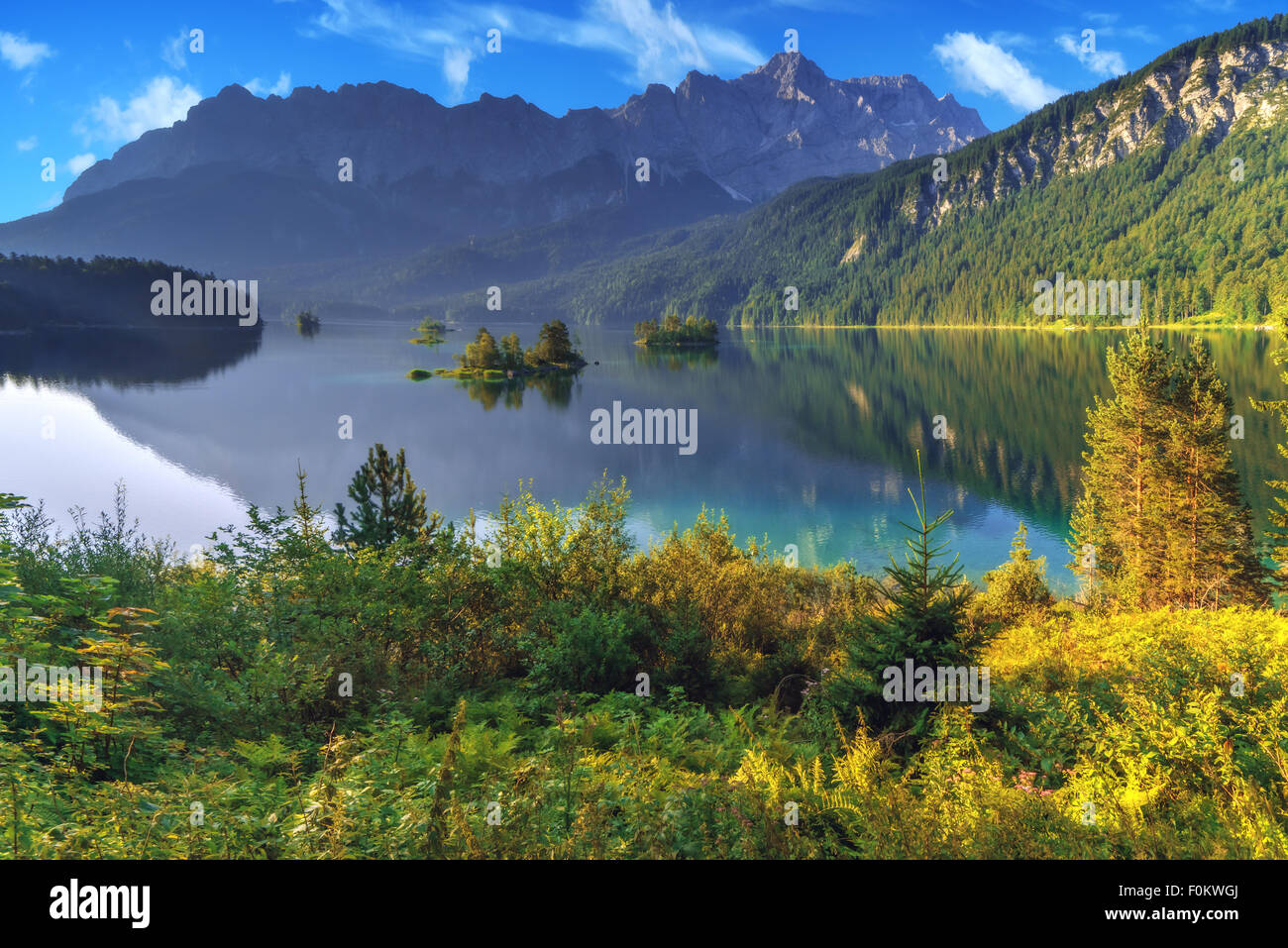 Superbe journée ensoleillée sur le lac de montagne, Eibsee situé dans la Bavière, Allemagne. Scène inhabituelle spectaculaire. Alpes, Europe. Banque D'Images