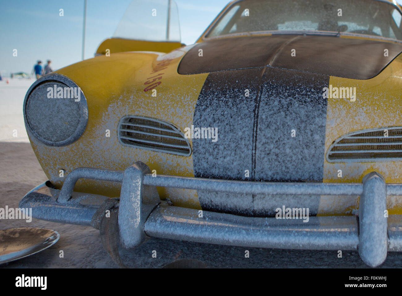 Vue de face d'un millésime classique voiture allemande à monde de vitesse, Bonneville Salt Flats en 2012. Banque D'Images