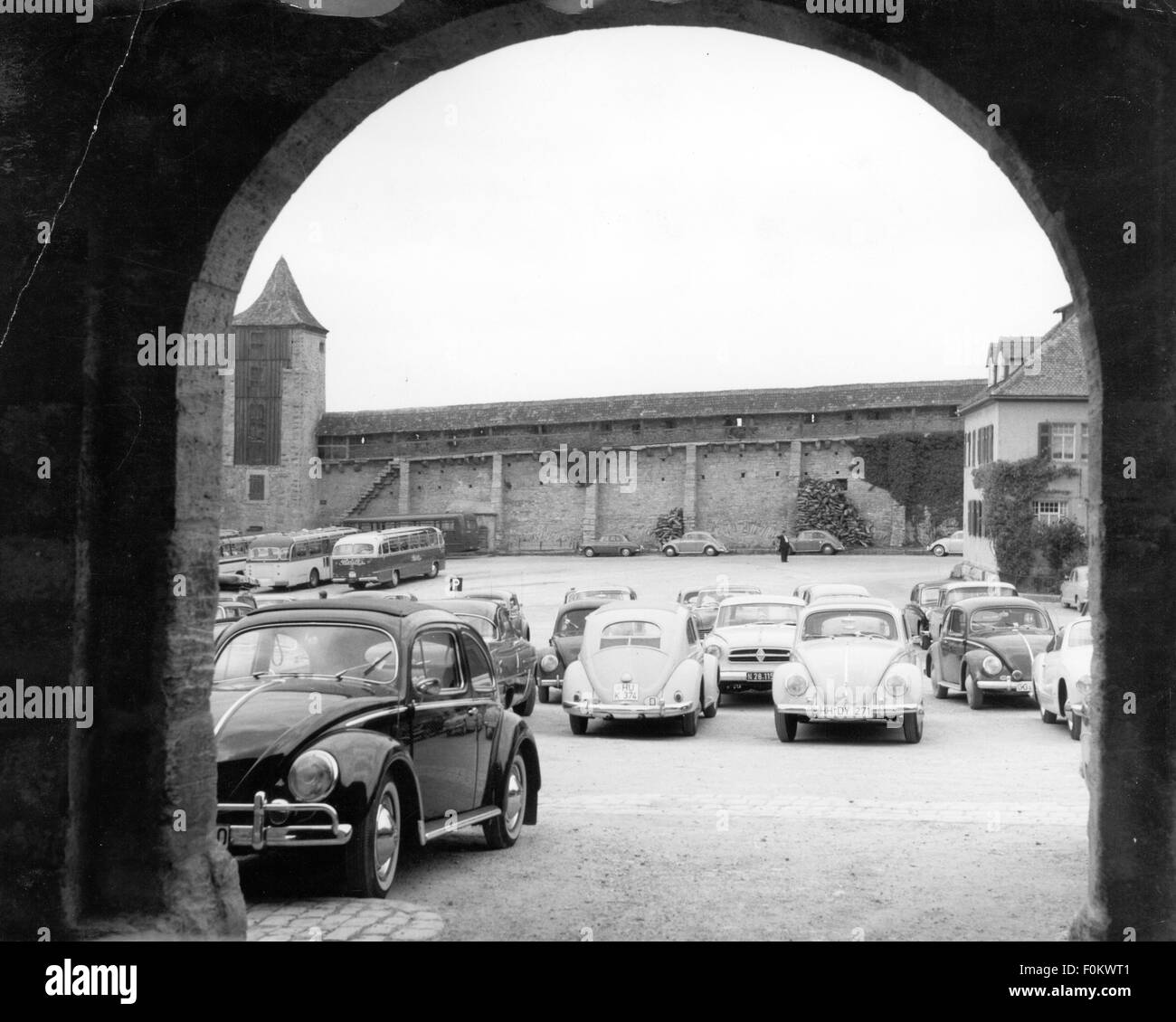 Géographie / Voyage, Allemagne, Rothenburg ob der Tauber, transport / transport, place de parking à Pulverturm, vue, fin des années 1960, droits supplémentaires-Clearences-non disponible Banque D'Images