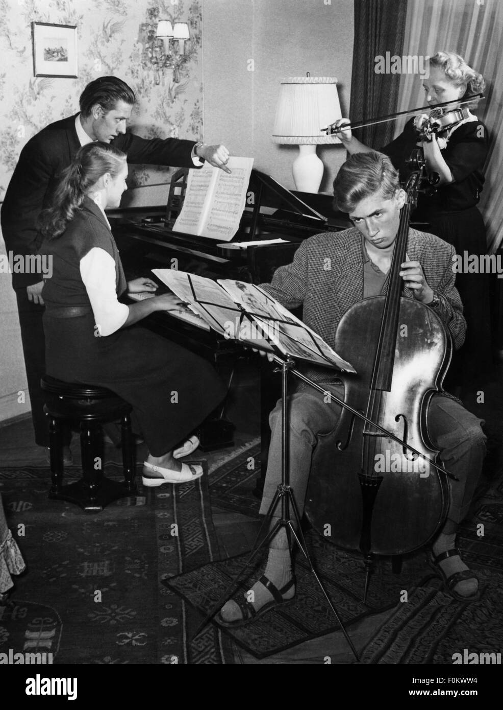 Musique, musique de salon, musique familiale allemande, 50s, Allemagne, piano, pianos, violon, violons, instrument de ventre, instrument à cordes, instruments de musique, instruments de musique, instruments de musique, instruments de musique, instruments, contrebasse, contrebasse, contrebasse, années 1950, 20e siècle, famille, familles, jouer, jouer, jouer, historique, historique, femme, femme, femme, femme, femme, garçon, homme, fille, homme, fille, fille, homme, fille, homme, fille, fille, enfant, homme, fille, homme, fille, fille, fille, fille Enfants, adolescents, personnes, droits supplémentaires-Clearences-non disponible Banque D'Images
