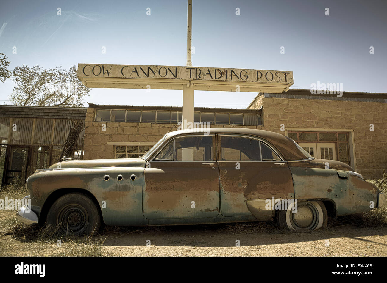 Vieille voiture abandonnée dans les rochers dans l'Utah et de l'image aux couleurs Banque D'Images