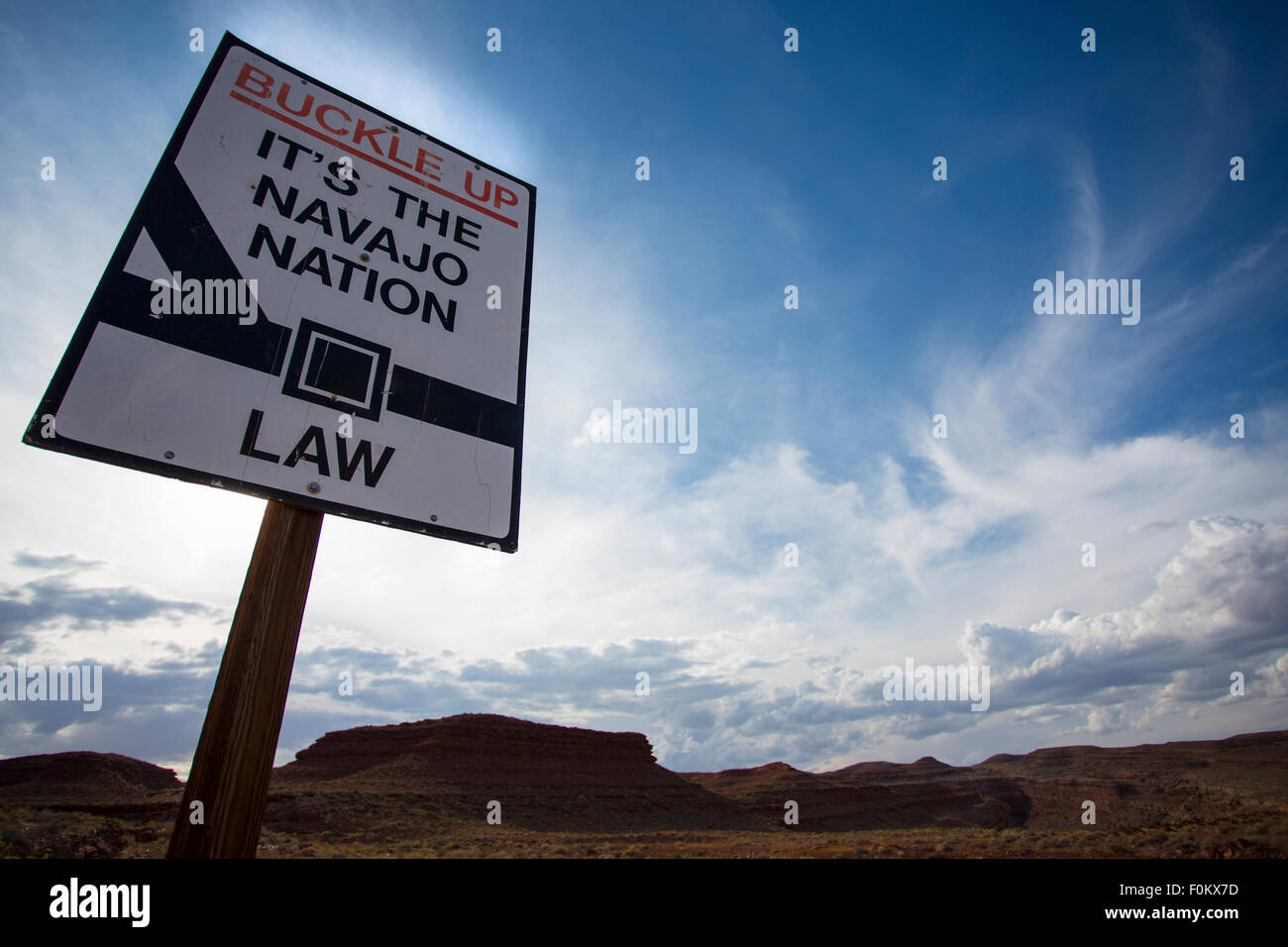 Panneau disant Navajo Buckle Up - c'est une Nation Navajo - Loi contre le ciel Banque D'Images