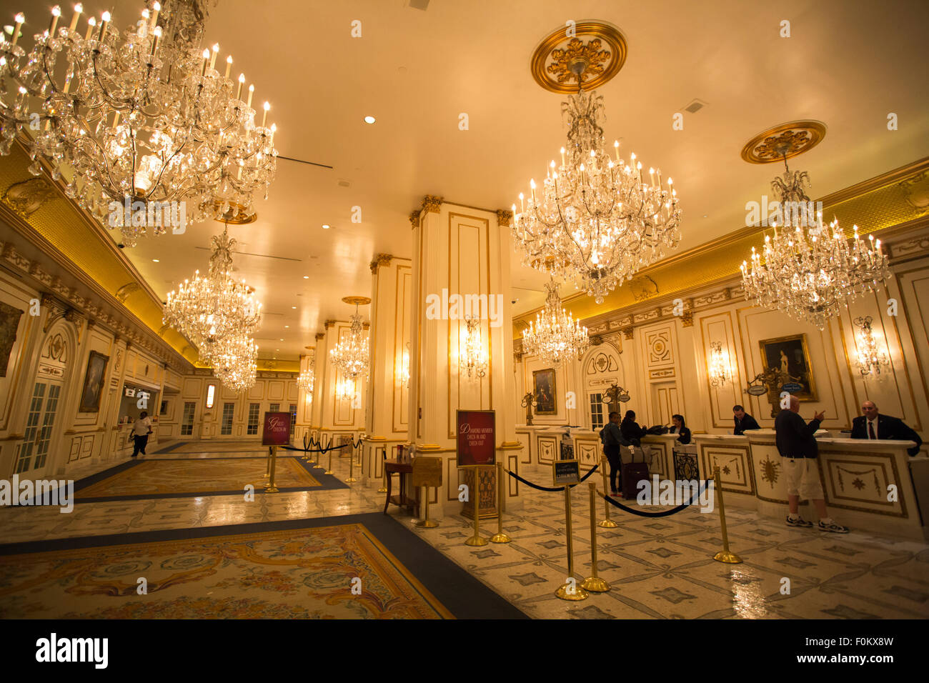 Des personnes non identifiées, au bureau d'inscription à l'Hôtel de Paris à Las Vegas. Banque D'Images