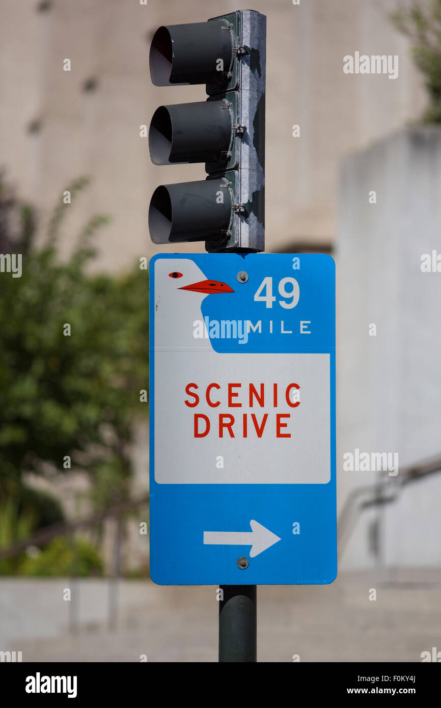 Signalisation routière pour Scenic Drive, Route de comté accroché sur un ensemble de feu de circulation à San Francisco avec copie espace vertical. Banque D'Images