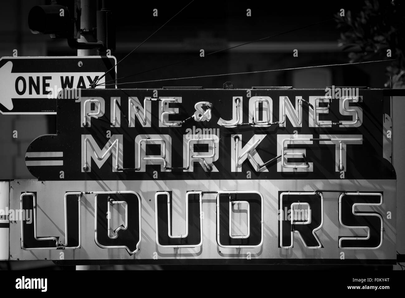 Le noir et blanc Liquor Store Sign, pin et Jones market, liqueurs Banque D'Images