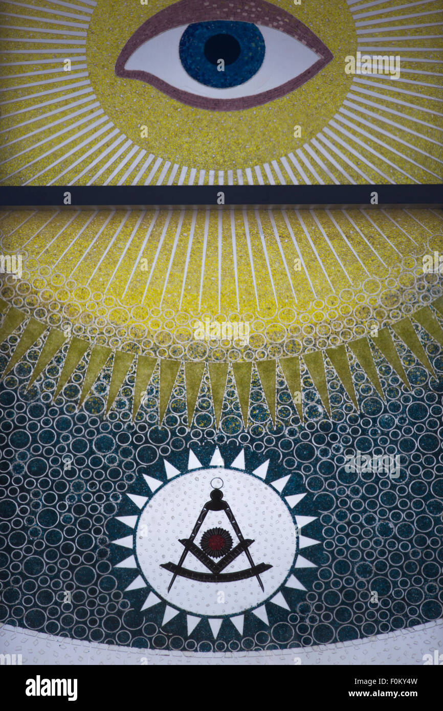 Symbole maçonnique de l'œil et pyramide, surmonté d'un compas et une équerre, avec un fond sunburst. Banque D'Images