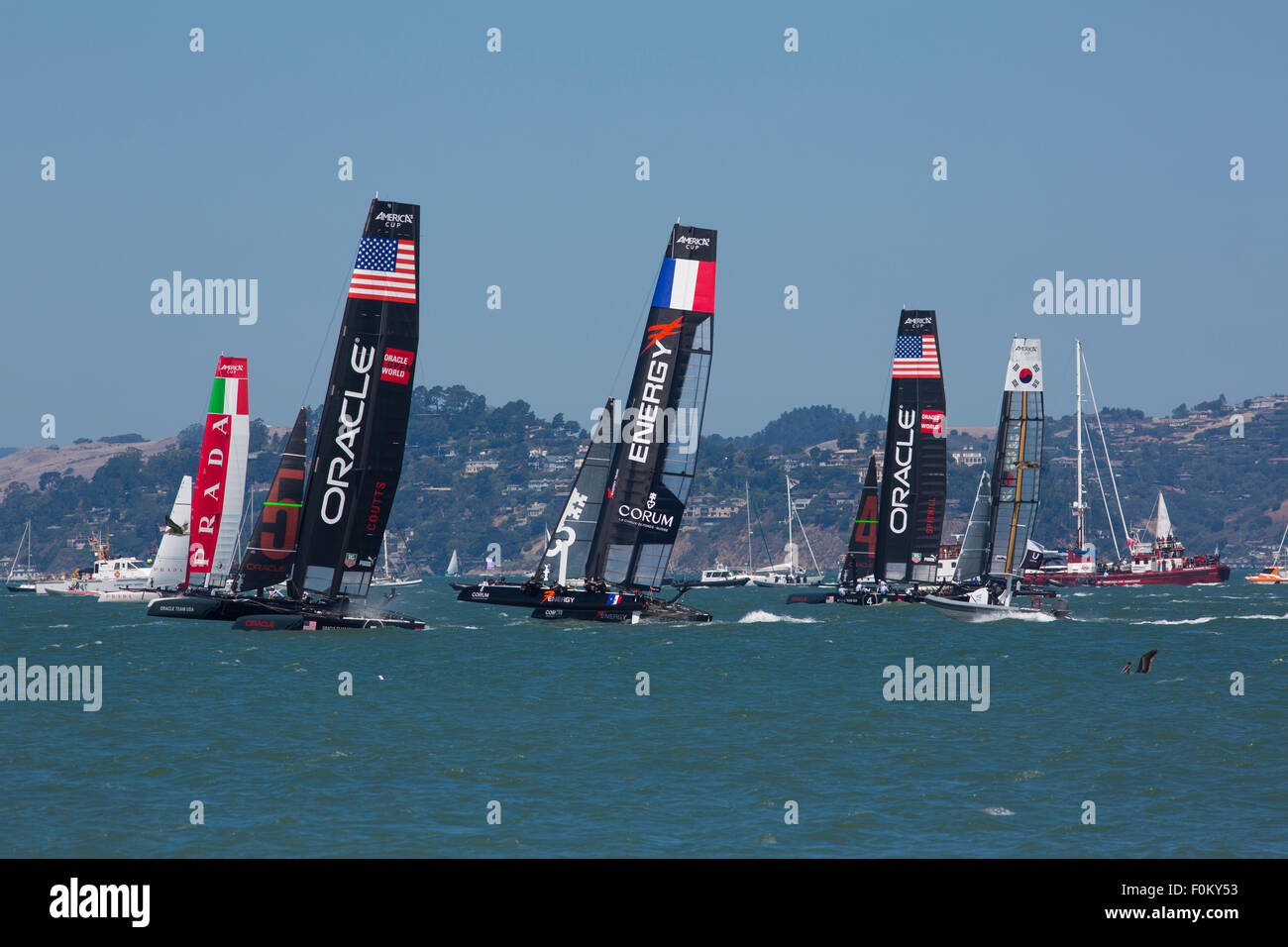 Un groupe de l'équipe de catamaran course pendant la america's cup world series à San Francisco de la concurrence 2012, USA. Banque D'Images