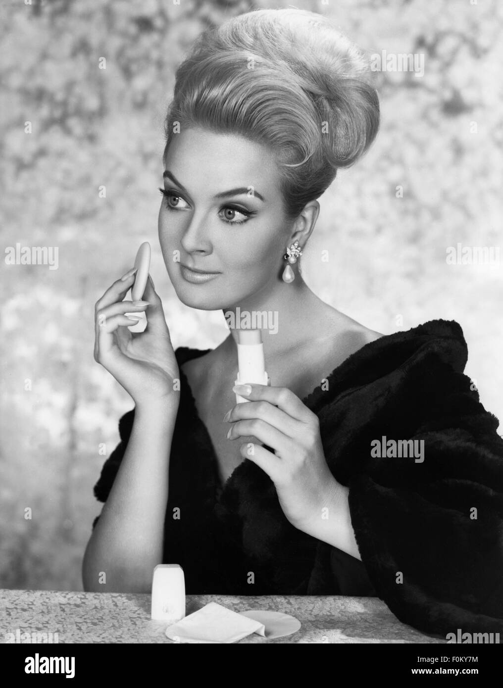 Cosmétiques, femme avec poudre de bouffée, années 1960, droits additionnels-Clearences-non disponible Banque D'Images