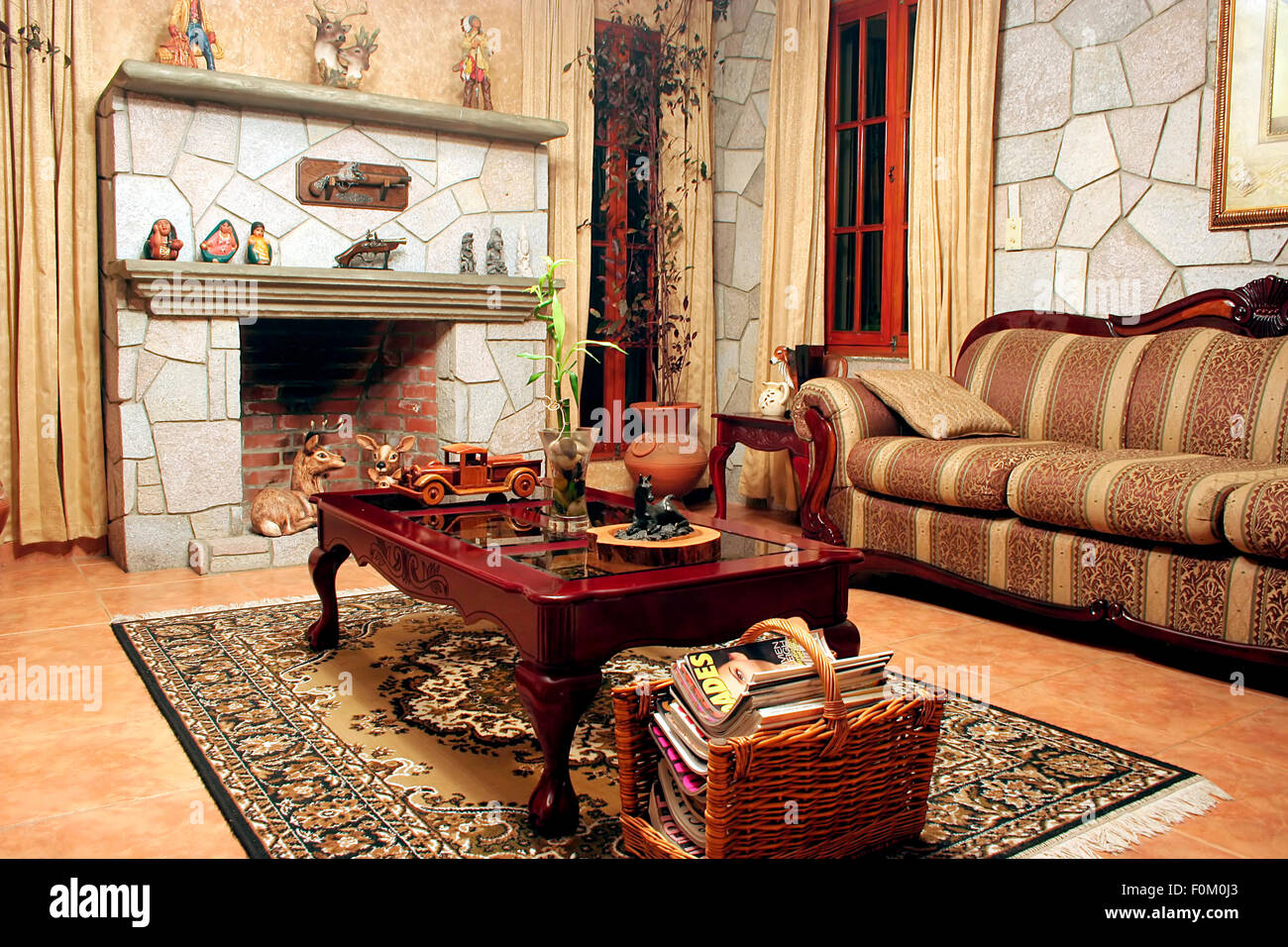 Salon d'une maison de luxe avec cheminée en pierre et les murs Banque D'Images