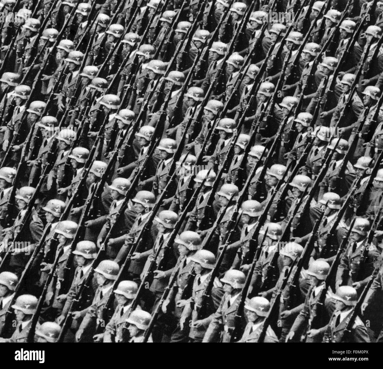 Nazisme / National socialisme, militaire, Luftwaffe (force aérienne allemande), soldats à une