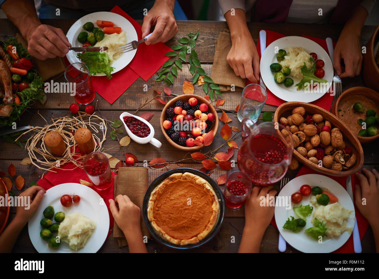 Portrait de table de fête et les gens de manger Banque D'Images
