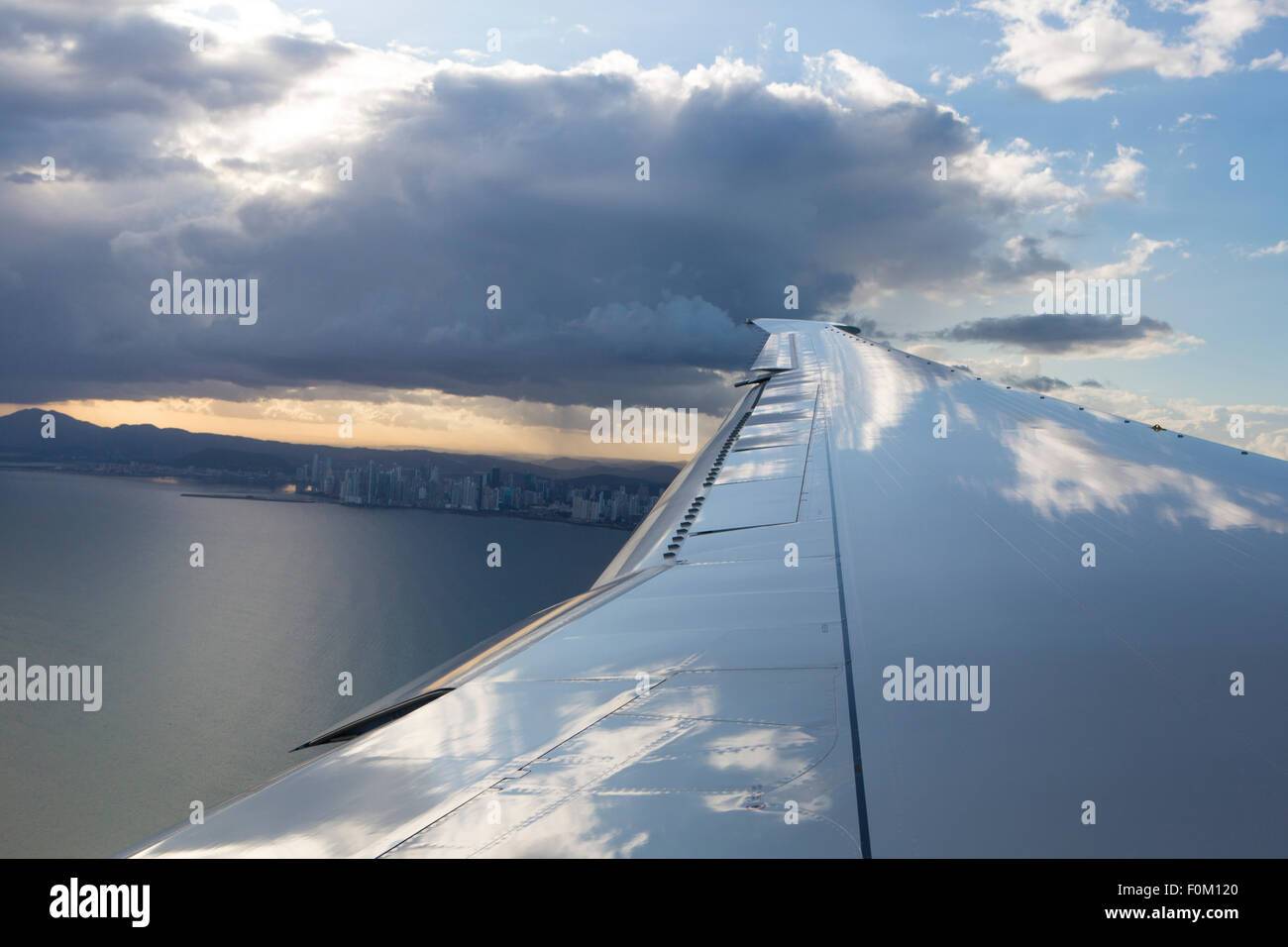 Voir l'avion à réaction de l'aile avec la baie de Panama City, Panama 2013. Banque D'Images