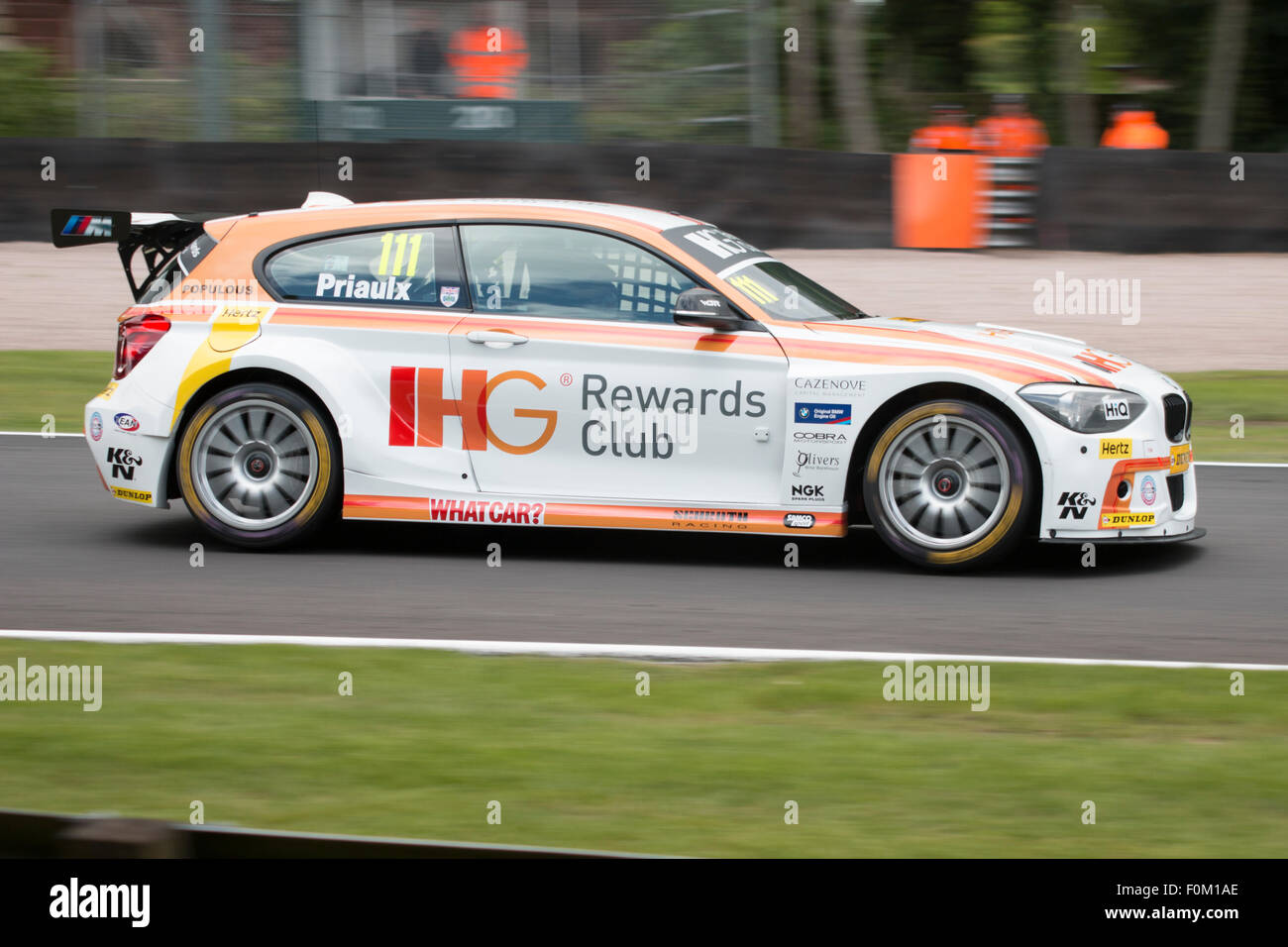 Andy Priaulx à druides dans son équipe IHG Rewards Club BMW 125i M Sport Oulton Park BTCC Banque D'Images