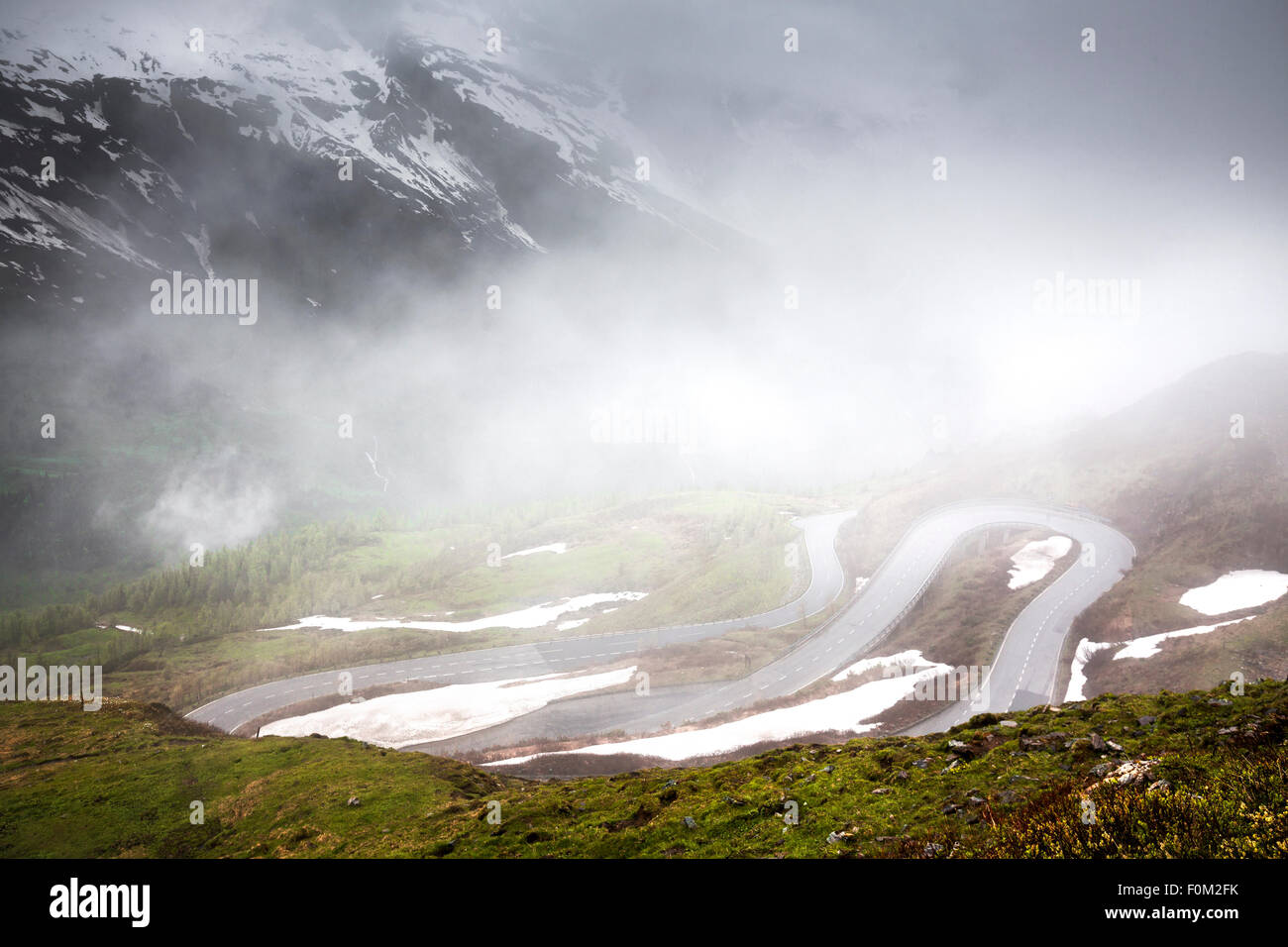 La Haute Route alpine du Grossglockner dans le brouillard, Autriche Banque D'Images