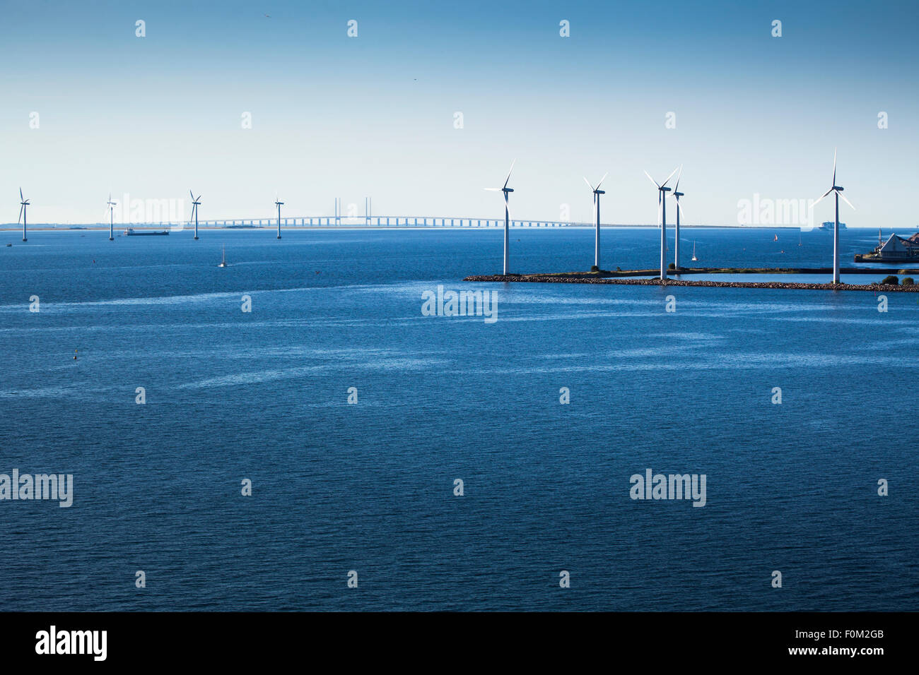 Wind Park et pont de l'Øresund dans l'Øresund, Copenhague, Danemark Banque D'Images