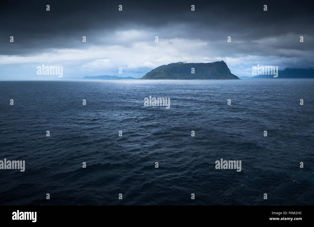 Île avec des nuages de pluie sur la côte ouest de la Norvège Banque D'Images