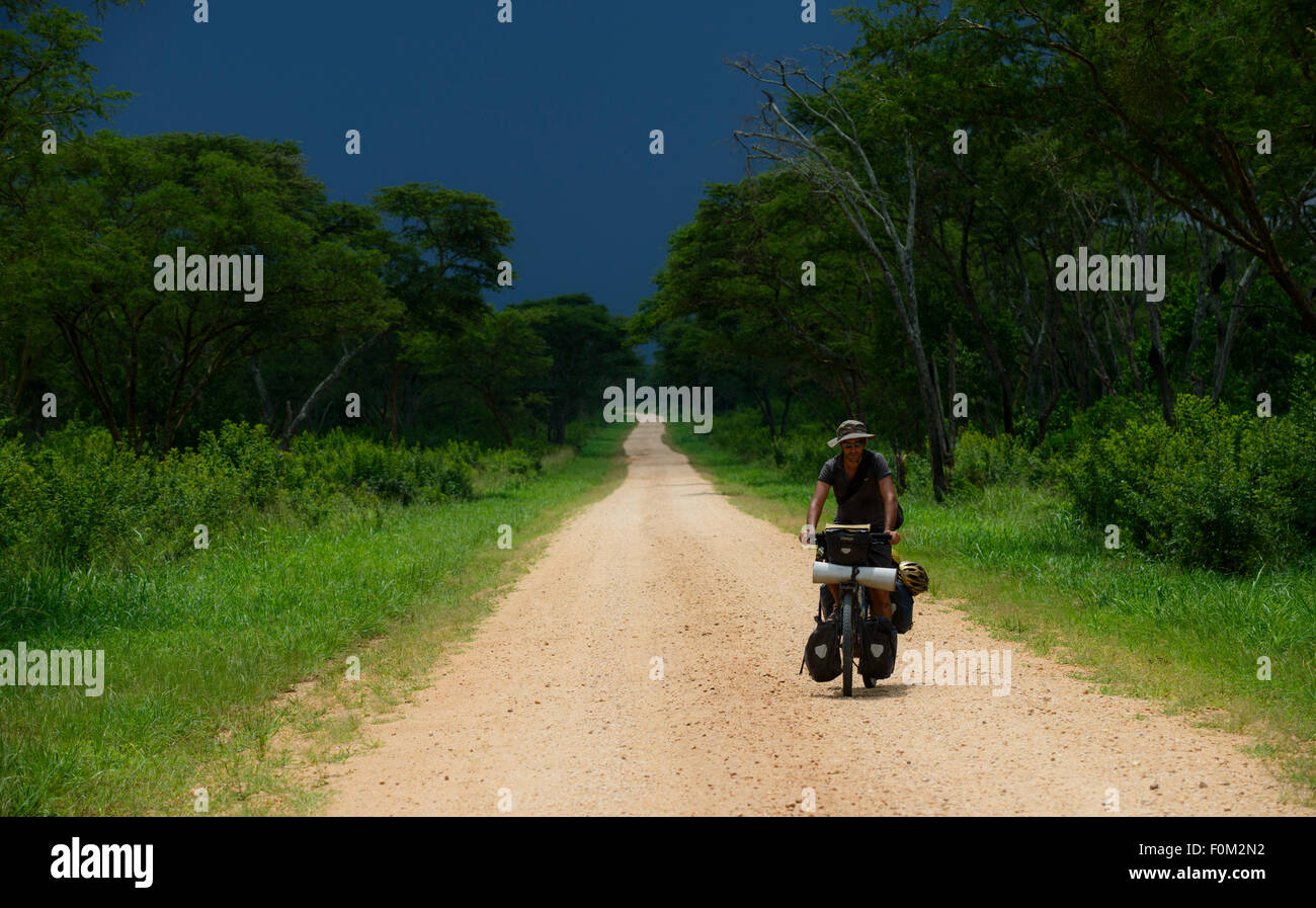 Randonnée à vélo dans le Parc national Queen Elizabeth, l'Ouganda, l'Afrique Banque D'Images